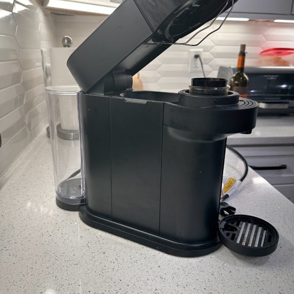 Nespresso Vertuo Next Coffee and Espresso Machine by De'Longhi, Limited Edition - Picture 5 of 8